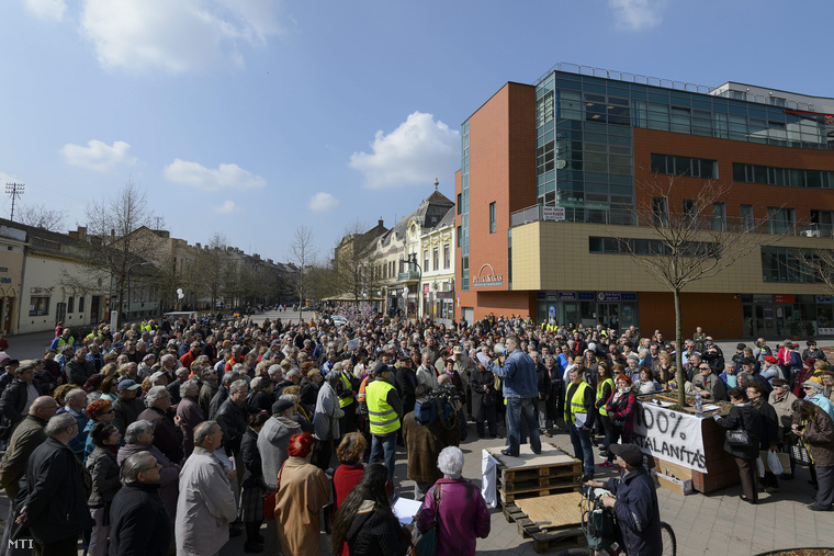 Quaestor-károsultak demonstrációja a debreceni Csapó utcában 2015. március 29-én.