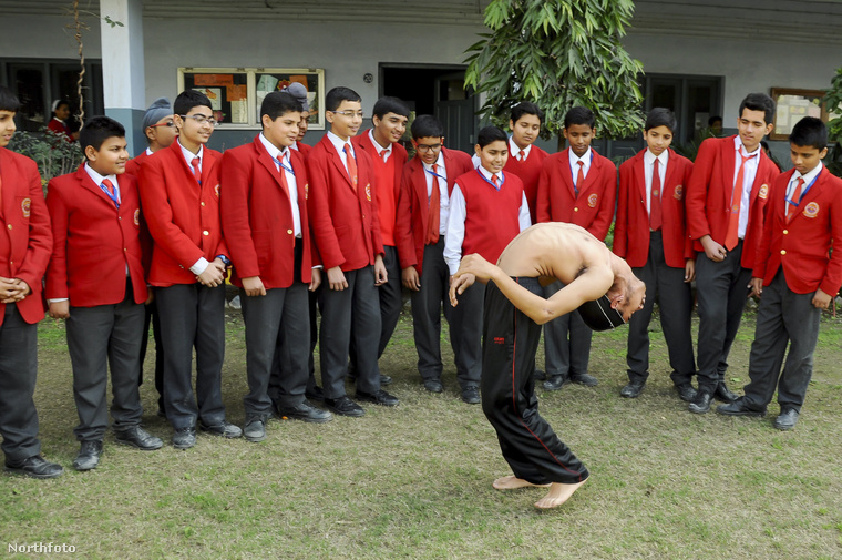 Jaspreet Singh Kalra az osztálytársait szórakoztatja a suliban