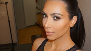 Kim Kardashian csöcsös szelfivel tért vissza a gyökereihez