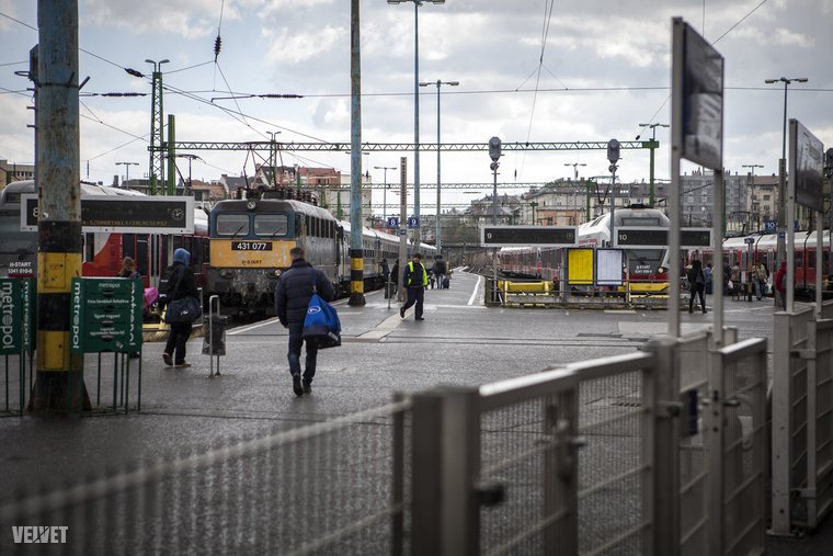 A nagy szél ellenére is utasok sokasága igyekezett elkapni az újraindult martonvásári és százhalombattai vonatokat.