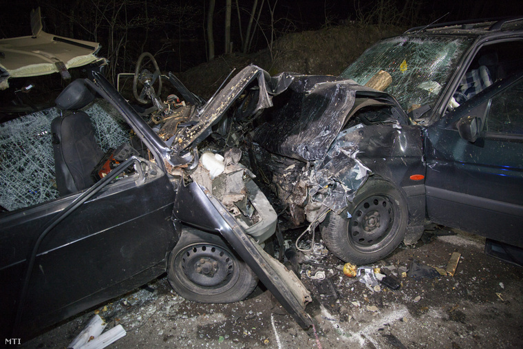Frontális ütközésben összetört személygépkocsik a Keszthely és Várvölgy közötti úton 2015. április 3-án.