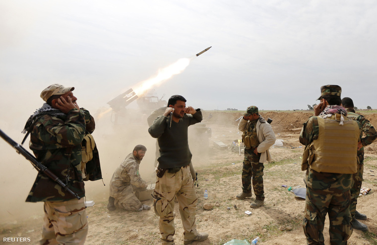 Síita csapatok rakétázzák az IÁ egyik állását.