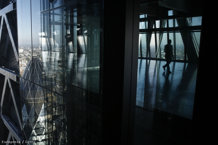 Üres kilátó egy felhőkarcoló emeletén London üzleti negyedében