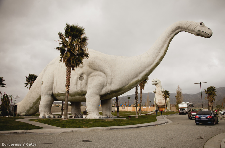 Egy útszéli apatoszaurusz a kaliforniai dinoszaurusz parkban