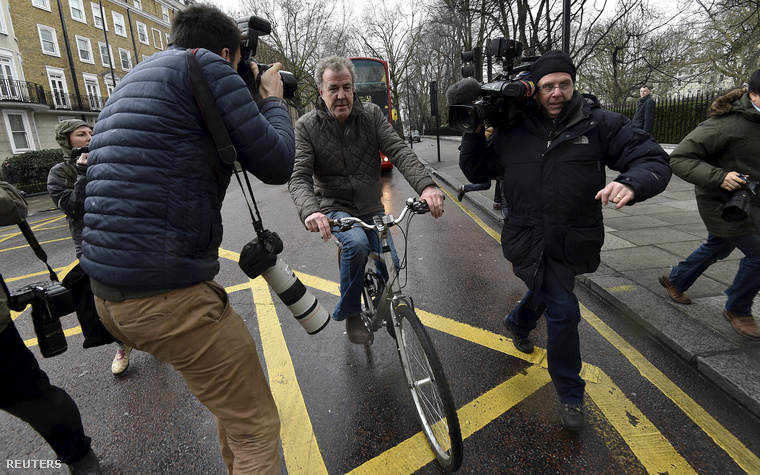 Jeremy Clarkson a kirúgása után biciklire ült