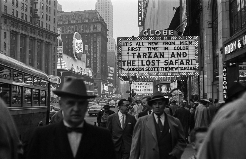 Globe színház | The Globe Theater, New York, USA, 1957
                               zselatinos ezüst nagyítás | gelatin silver print, 2015
                               58 x 37,5 cm