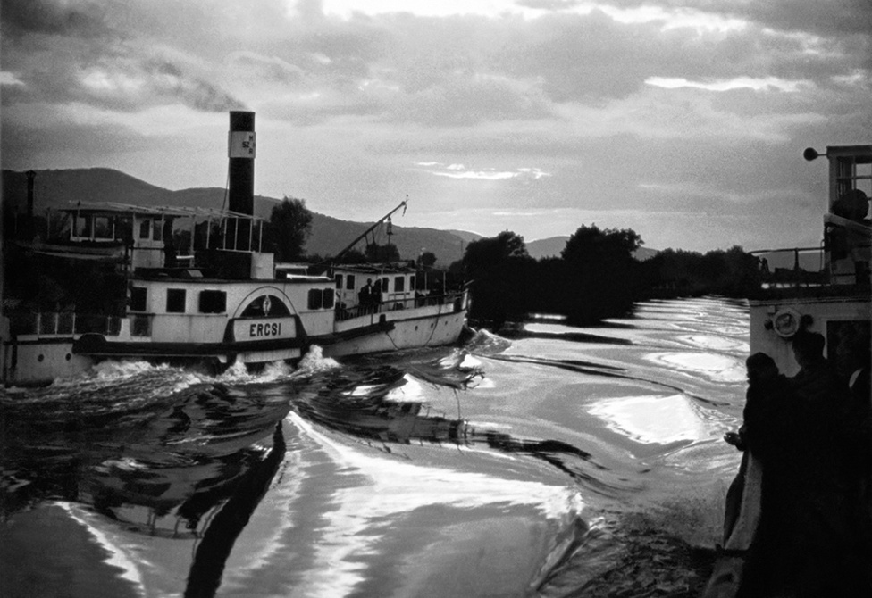 Ercsi, Visegrád, Magyarország | Boat named Ercsi, Visegárd, Hungary, 1952
                              zselatinos ezüst nagyítás | gelatin silver print, 2015
                              46,5 x 36 cm