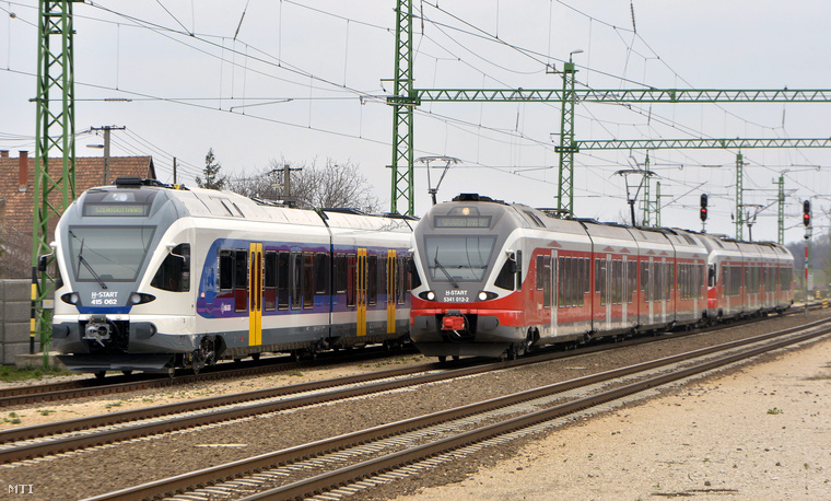 Az elsőként átadott új beszerzésű Stadler Flirt motorvonat (balról) áll egy korábbi piros fényezésű Flirt vonat.