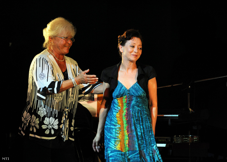 A MASZK Országos Színészegyesület a legjobb női alakításért díját Pap Vera (j), a Vígszínház tagja vette át Felföldi Anikó színművésznőtől 2011-ben.