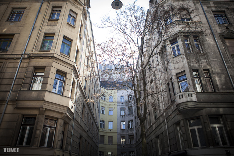 Hangulatos és gyönyörű épületek ugyan máshol is vannak Budapesten, de itt egymás mellett van rengeteg a Duna mellett.