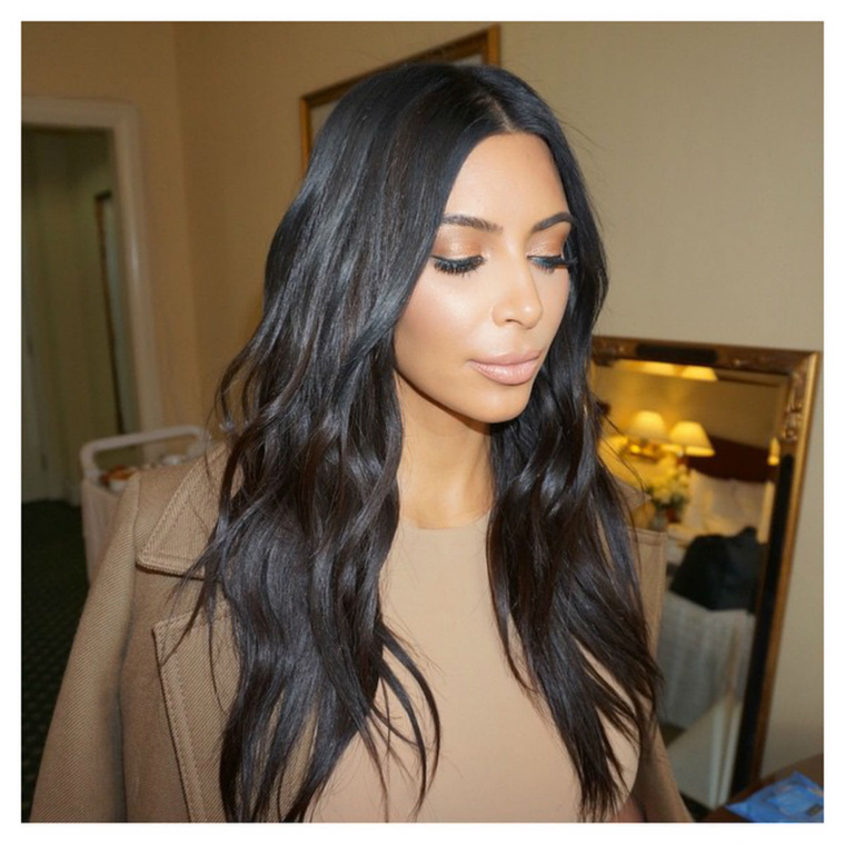 De Kardashian nyilván fontosabbnak tartotta instagramján megosztani azt, hogy amúgy már megint hosszú a haja.