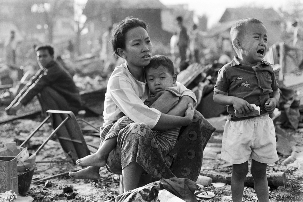 A Vörös Khmer gazdasági alapelve dermesztően hasonlított a mai Észak-Koreáéra: totális önellátás (még a külföldről származó maláriagyógyszerek behozatalát is betiltották, ami sok százezer ember halálát okozta), minden erőforrás mezőgazdaságra koncentrálása, minden elpusztítása, ami az iparral, a nyugattal kapcsolatos. Eltörölték a kereskedelmet, a bankokat, az oktatást, az egészségügyet. Megszüntették a pénzt. Az elpusztítást az emberek esetében is szó szerint kell érteni. Első körben kivégeztek mindenkit, aki szemüveget hordott, mindenkit, aki idegen nyelvet beszélt, mindenkit, akinek egyetemi diplomája volt. A nyugaton élő kambodzsaiakat hazahívták, hogy csatlakozzanak a forradalmi új rendszerhez - aztán kivégezték őket. Kivégezték a szerzeteseket, az orvosokat, az ügyvédeket, a bürokratákat, a rendőröket, mindenkit, aki a gyárakban nem kétkezi munkát végzett. 