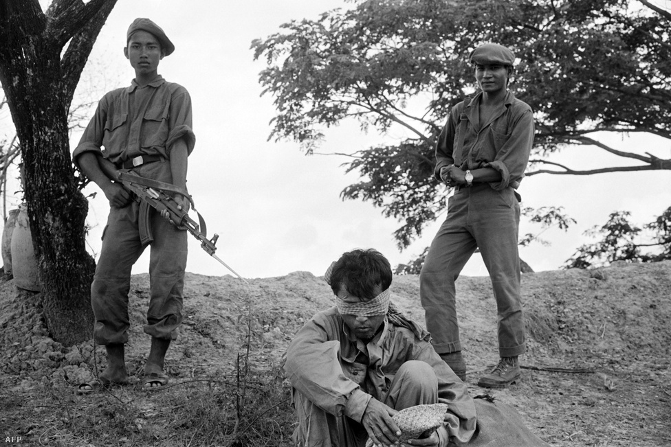Vietkong hadifogyoly két kambodzsai katona társaságában. Bár az észak-vietnamiak eredetileg szoros szövetségesei voltak a Vörös Khmernek, a hatalomátvétel után nem sokkal háború tört ki a két ország között. A kambodzsai népirtás egyik vezérelve a khmer etnikum felsőbbrendűsége volt, így rengeteg vietnami is áldozatul esett a tisztogatásnak. Sokan menekültek át Vietnamba, és megesett hogy az őket követő vörös khmer csapatok egész falvakat irtottak ki a határ túloldalán. A háború végül a kambodzsaiak területi követelései miatt tört ki, akik a kezdeti előrenyomulás után védekezésbe szorultak, és végül 1979-ben elvesztették a fővárost is. Pol Pot rémuralma így négy éven át tartott.