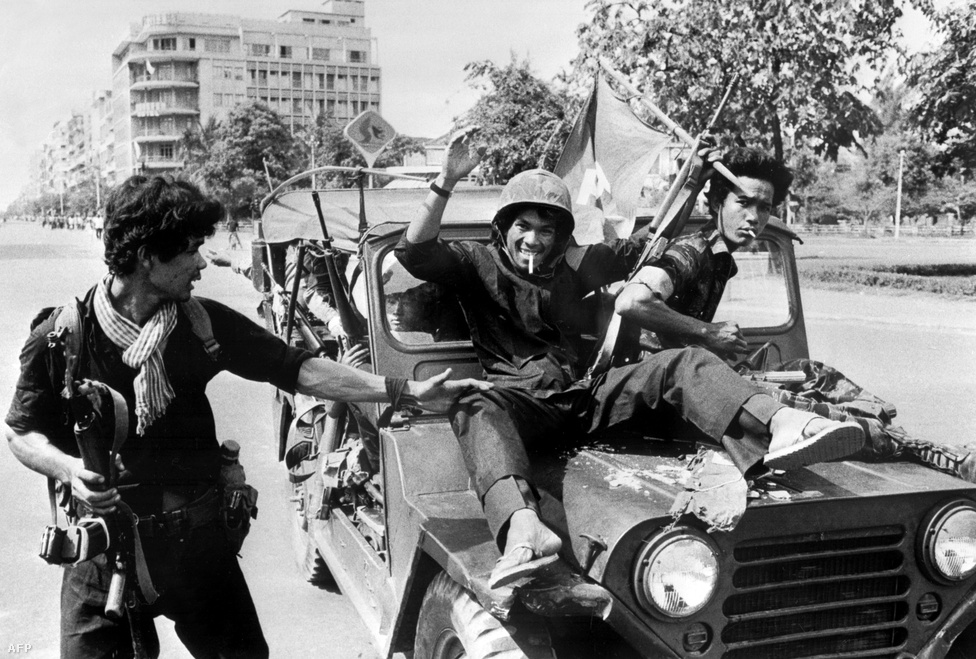 1975. április 17 - a nap, amikor három és fél hónapos ostrom után elesett Phnom Penh, és a Vörös Khmer átvette a hatalmat. Pol Pot két csoportra osztotta az ország lakosságát: voltak a falvakban élő, mezőgazdasággal foglalkozó, túlnyomórészt khmer nemzetiségűek, ők voltak a Régi Emberek. És voltak a városiak, az Új Emberek, velük kapcsolatban ez volt a hivatalos jelmondat: “Ha életben maradsz, azzal nem hajtasz hasznot. Ha elpusztulsz, azzal nem okozol veszteséget.”
                        