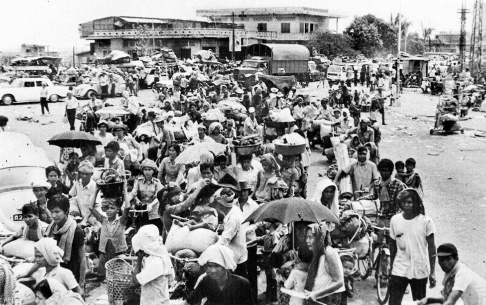 Pol Pot nem csak az ipart, de a városiasodást a nyugati burzsoázia bűnös találmányának tartotta, és megpróbálta megszüntetni. Teljes városokat evakuáltak, és telepítették a lakosságot falvakba. A főváros, Phnom Penh az ostrom előtt 2,5 millió lakosú volt, a hatalomátvétel után a vörös khmerek gyakorlatilag kiürítették, az embereket vidékre telepítették, hogy a rizsföldeken dolgozzanak. A rizs nem csak élelmiszer volt, de a vörös khmerek egyetlen exportcikke: Kína a rizsért cserébe látta el a rezsimet fegyverekkel. 
                        