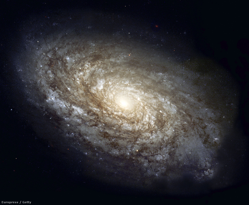 Érdekesség, hogy a Hubble alapvetően fekete-fehér képeket készít, a színeket a forgatható tárcsán az érzékelő elé tett szűrők hozzák elő, illetve az utófeldolgozás során teszik hozzá a képeket kiértékelő szakemberek. A Hubble távcsőidejét elsősorban a NASA egyes kutatásainak szentelik, a fennmaradó üres órákat a nemzetközi csillagászközösség rendelkezésére bocsátják. Azonban konkrét lehetőséghez jutni iszonyatosan nehéz, a túljelentkezés hatalmas, csak tudományosan jól alátámasztott kutatási projektekkel éri meg igazán jelentkezni. Ennek ellenére több magyar vonatkozású kutatás is van, amihez a Hubble adatait használták fel, Tóth Imre és kutatótársai üstökösöket vizsgáltak a távcső segítségével.