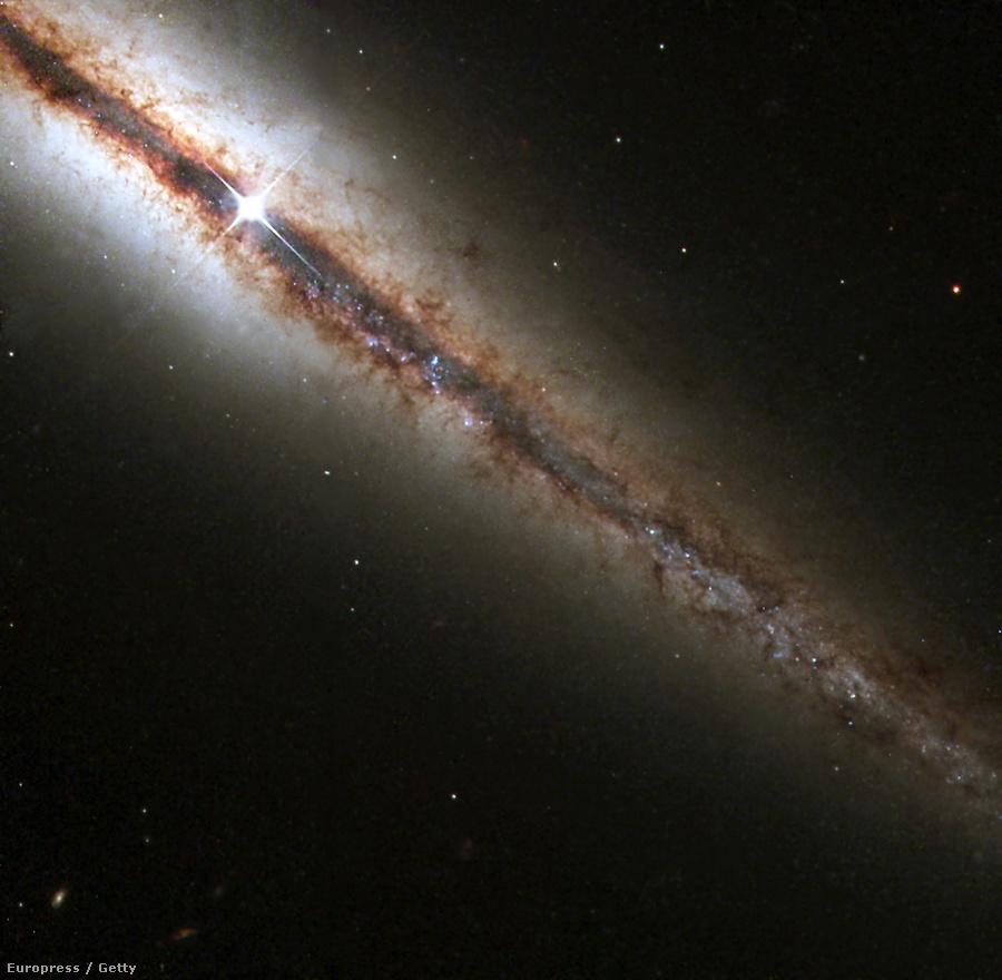 Az NGC 4013 jelű spirálgalaxis, amit a Hubble pont oldalról lát. Ha szemből néznénk, nagyon hasonlítana a saját galaxisunkra. Az igazán érdekes azonban az, hogy a galaxis hiába van 55 millió fényévre a Földtől, az űrteleszkóp képtelen volt egyetlen képen befogni hatalmas méreteit.