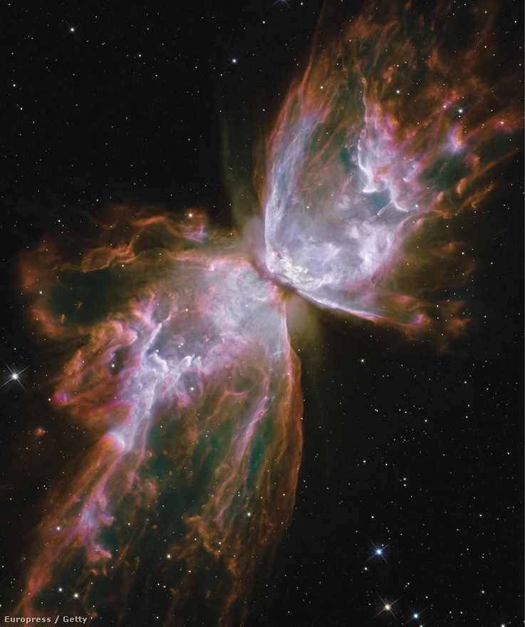 Ez a pillangóra hasonlító mélyég-objektum az egyik első felvétel volt, amit a Hubble a 2009-es, utolsó nagyjavítás után készített.