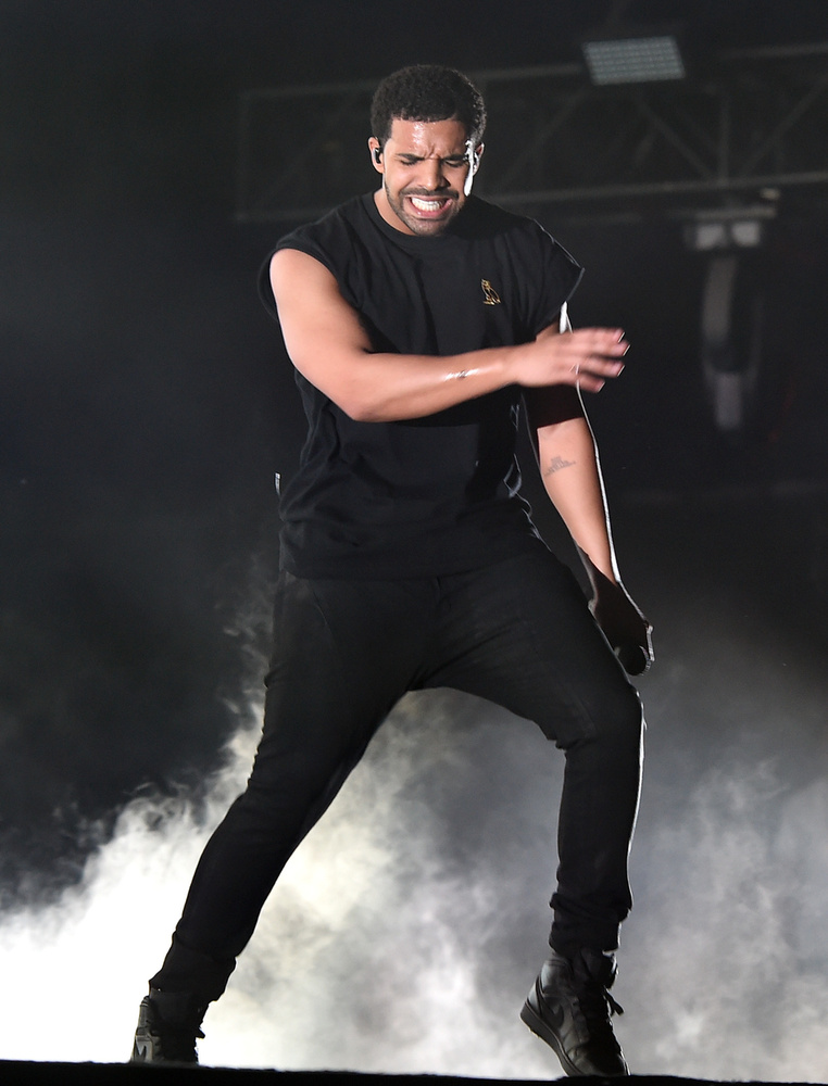 Amíg az összes fesztiválozó akár heteket is gondolkodott a ruhatárán, addig Drake tök egyszerűen megoldotta a dolgot a szokásos fekete pólójával