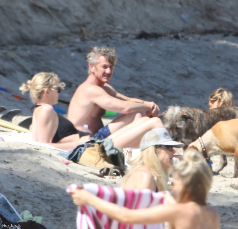 Így telt Sean Penn és Charlize Theron egy napja a tengerparton.