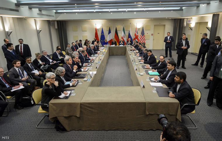 Az Egyesült Államok, Irán, Kína, Nagy-Britannia, Oroszország, Németország, Franciaország és az Európai Unió delegáltjai az iráni nukleáris programról folytatott tárgyalásoknak a kitűzött határidő előtti utolsó fordulójában a svájci Lausanne-ban 2015. március 30-án.