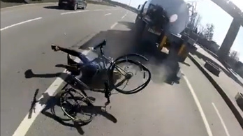 Egy tényleg brutálisan szerencsés kerékpáros az autópályán