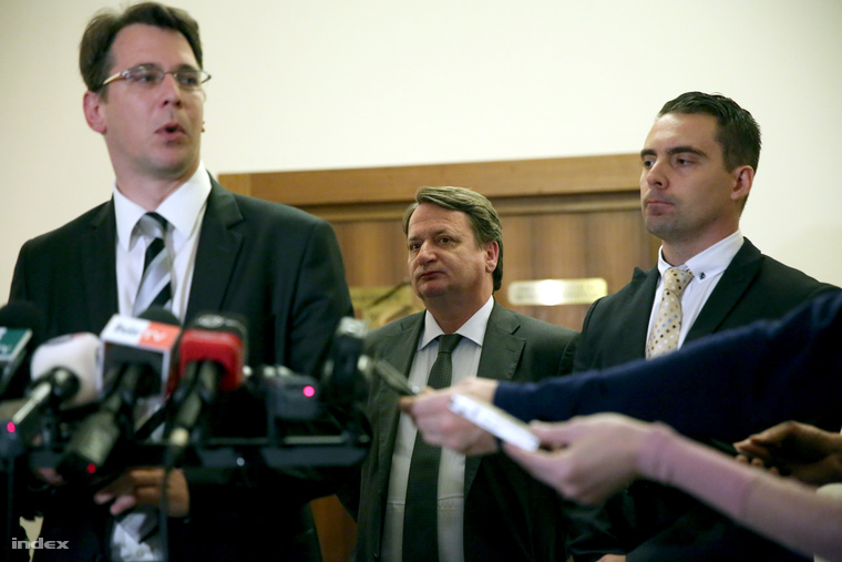 Mirkóczki Ádám, az Országgyűlés nemzetbiztonsági bizottságának jobbikos tagja (b), Kovács Béla, a Jobbik EP-képviselője (k) és Vona Gábor, a Jobbik elnöke (j) az Országgyűlés nemzetbiztonsági bizottságának zárt ülése után a Képviselői Irodaházban 2014. május 19-én.