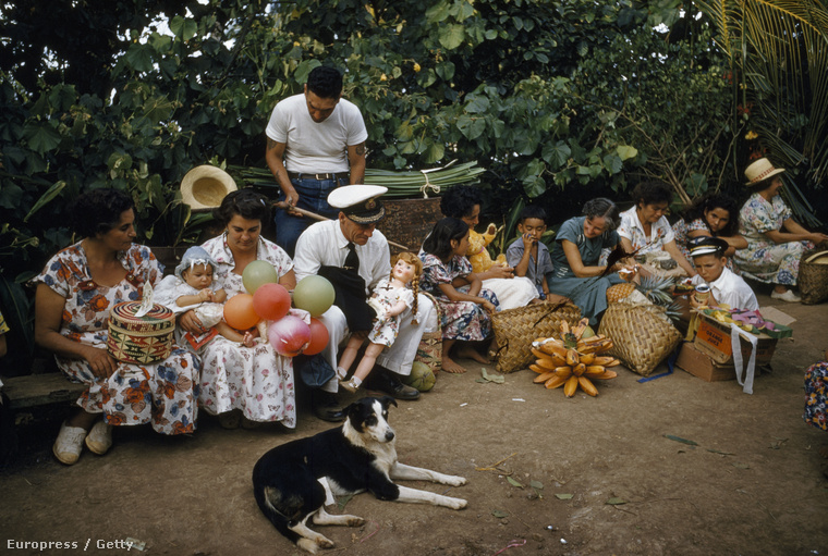 Karácsonyi ünnepség a Pitcairn-szigeteken, 1957-ben.