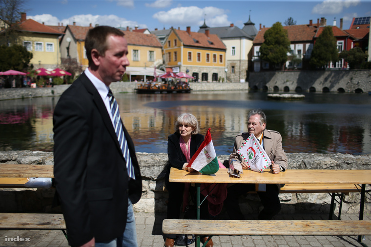 Rig Lajos, a Jobbik jelöltje nyerte Tapolcán az időközi választást 2015. április 12-én. A jobbikos tábor aktív maradt.
