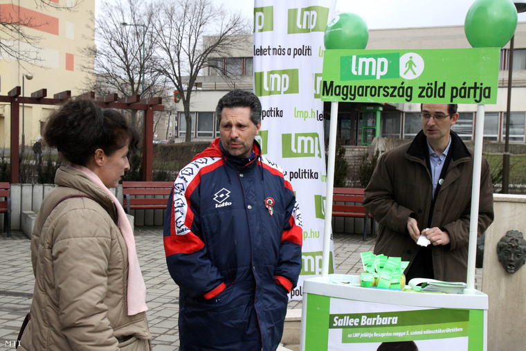 Schiffer András, a Lehet Más a Politika társelnöke és Sallee Barbara a 2015. április 12-i időközi országgyűlési választás LMP-s jelöltje a párt köztéri fogadóóráján Tapolcán, 2015. március 14-én