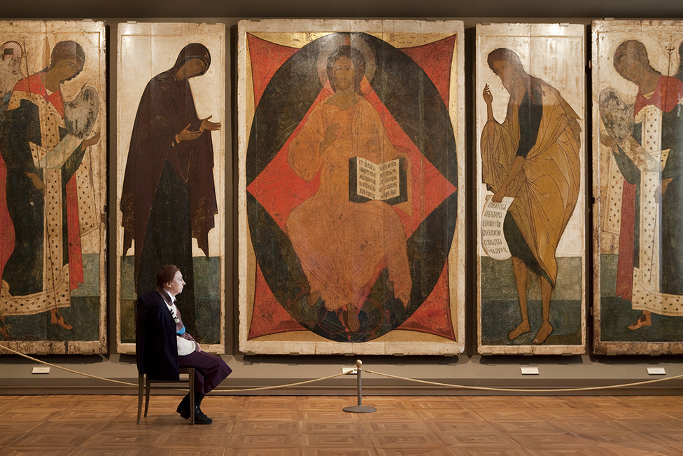 Ikonikus gyezsurnaja az ikonfestészet ikonikus művésze, Andrej Rubljov (1360-1428) ikonjai előtt a Tretyakov Galériában.