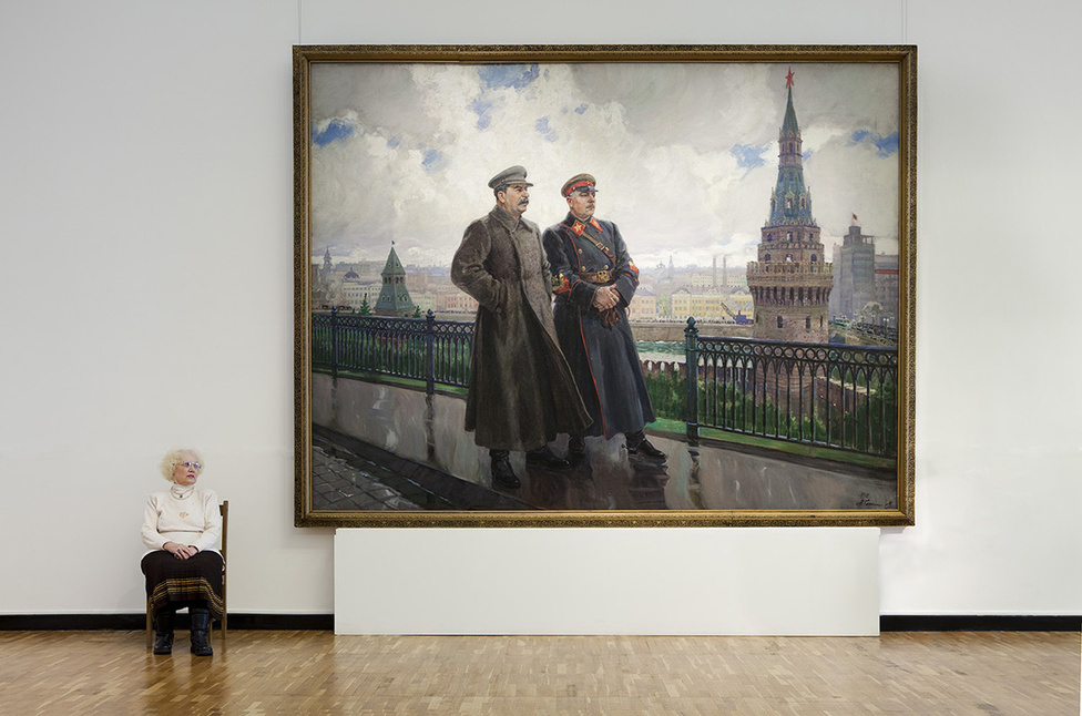 Alekszandr Geraszimov (1881- monumentális Sztálin és Vorosilov a Kremlben című képe festésekor talán nem is sejtette, mit sugall a kép az állam és az ember viszonyáról, ha egy apró asszony kerül a sarokba.
