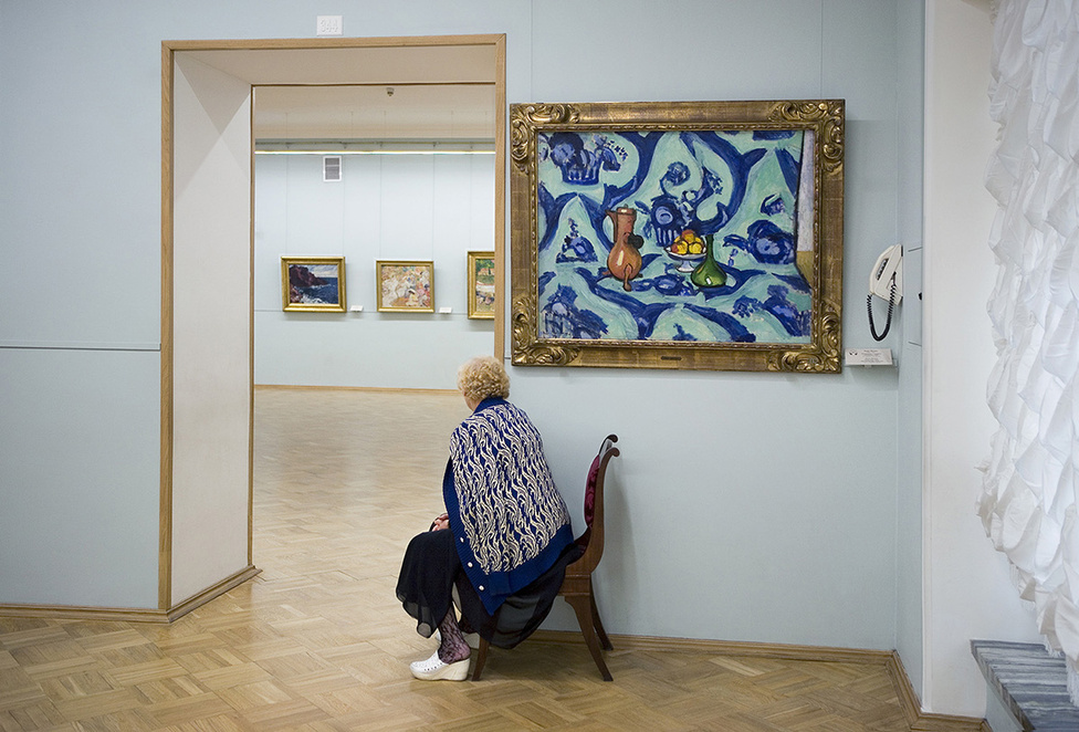 Az idén 56 éves Freeberg bevallása szerint New York-iként hamar megtanulta, hogy kritikusan nézze a világot és a benne élő embereket. A michigani egyetemen végzett fotós Ermitázsban készített képén Matisse csendélete a kék terítővel a teremőrnénit is beborítja.