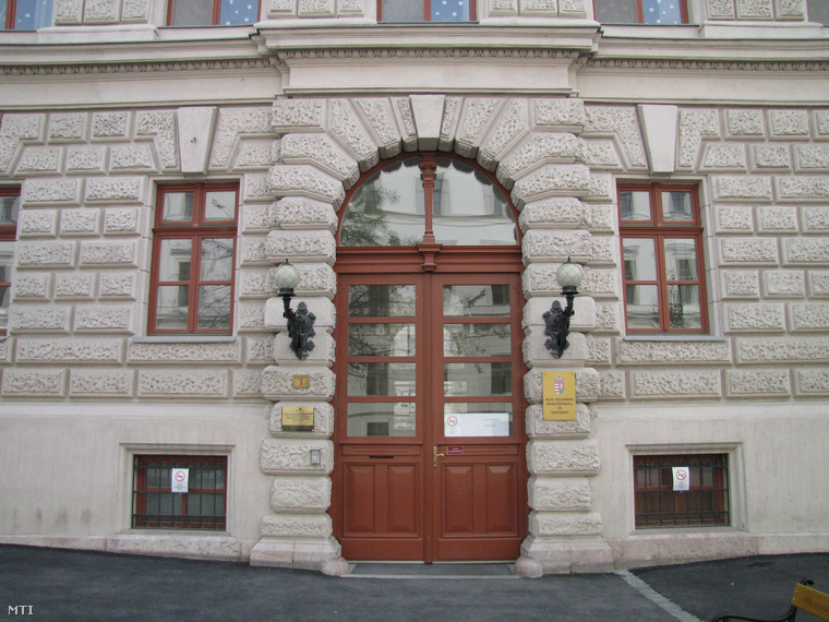 A Raoul Wallenberg Szakközépiskola és Szakiskola  műemlék jellegű épületének bejárata a főváros VIII. kerületében a Ludovika téren.