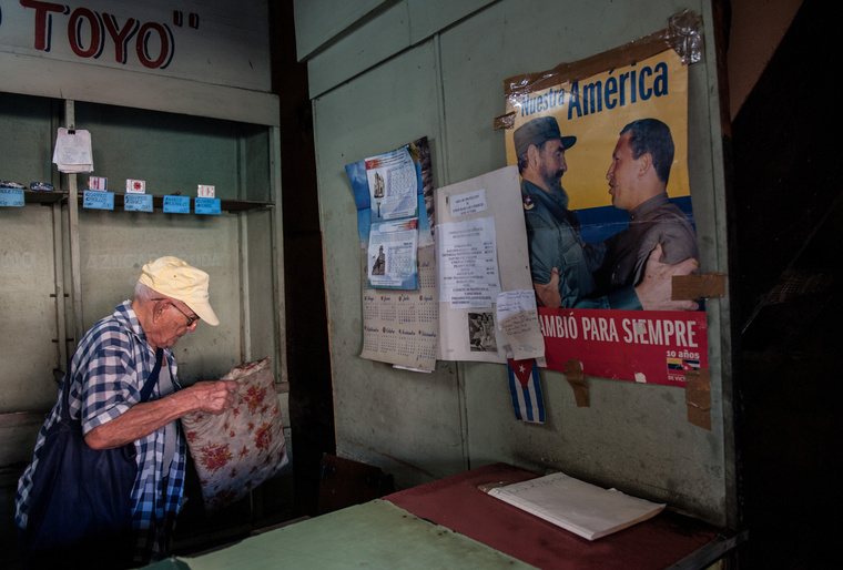 Fidel Castro és Hugo Chavez baráti ölelésben egy havannai boltban kihelyezett plakáton