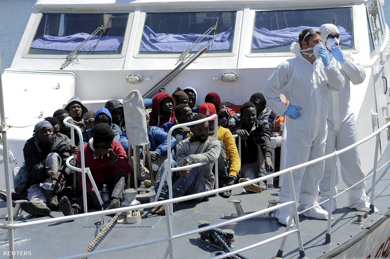 Menekültek várakoznak egy mentőhajó fedélzetén az olasz partoknál, április 15-én.