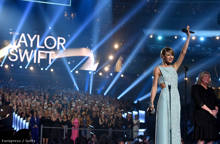 Idén is megtartották az ACM Awardsot, ahol az amerikai country-zenészeket díjazzák, és ennek megfelelően Taylor Swift is ott volt, bár ő az utóbbi években erősen poposodott