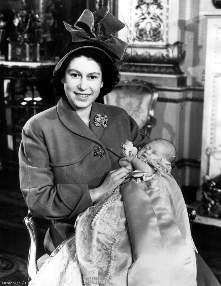 A 22 éves Erzsébet és újszülött fia, Károly herceg 1948-ban
