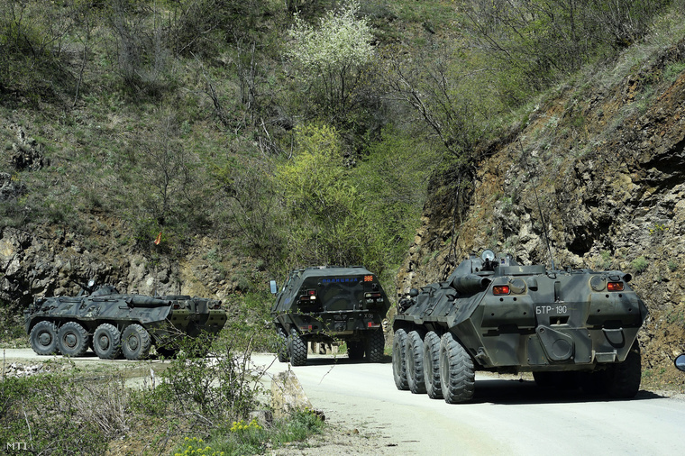 Macedón rendőrségi páncélozott harcjárművek a koszovói határ mentén fekvő Gosincébe vezető úton 2015. április 21-én.