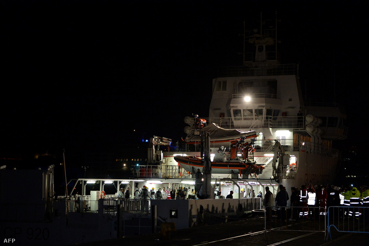 Túlélőket szállító olasz hajó érkezik Catania kikötőjébe