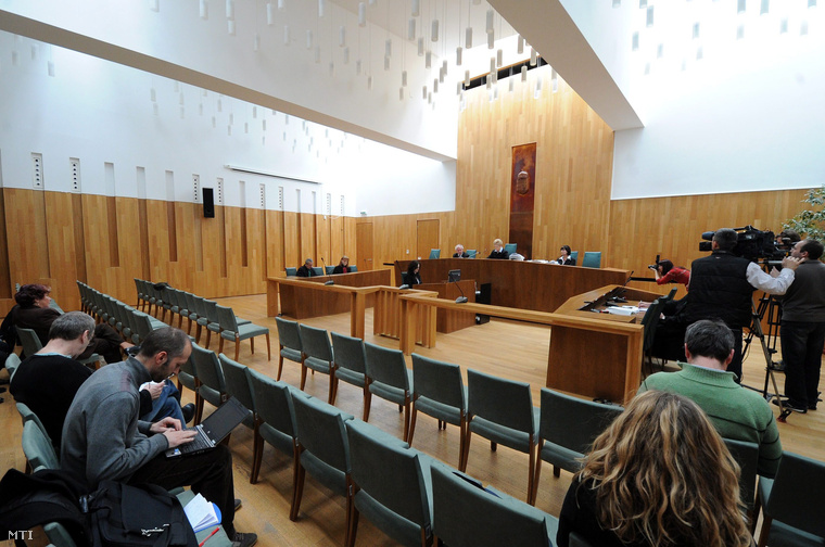 Bencze Beáta bíró (szemben k) az ítéletet indokolja a Wolf Gyula katolikus pap a Pécsi Egyházmegye gazdasági bűncselekményekkel vádolt volt vagyonkezelője ellen indított büntetőper tárgyalásán a Pécsi Törvényszéken 2014. március 5-én.