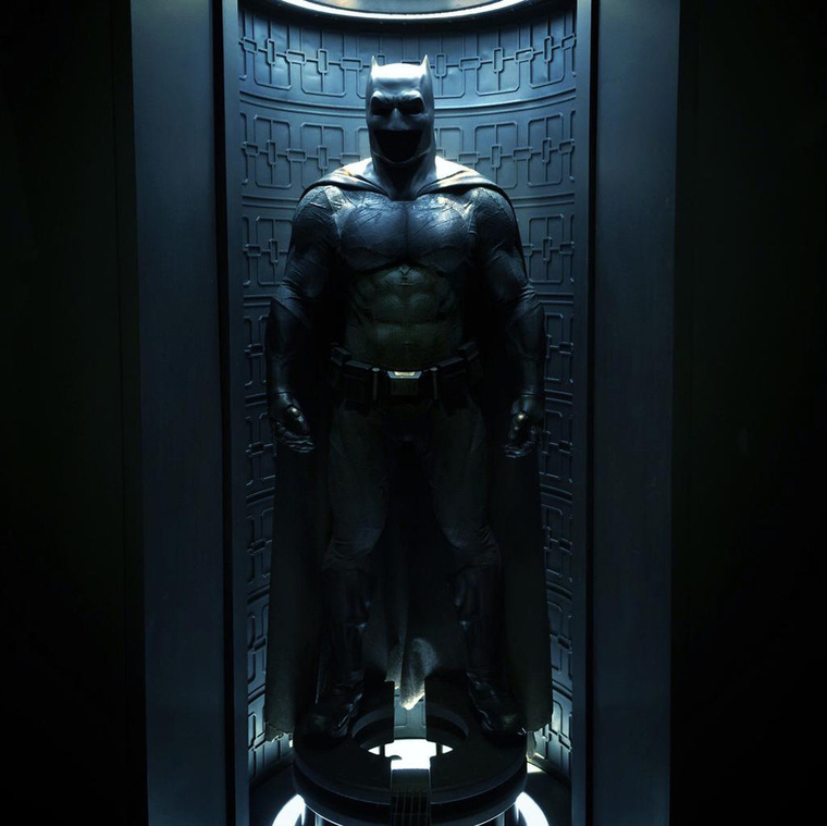 new-photo-of-batman-costume-from-batman-v-superman