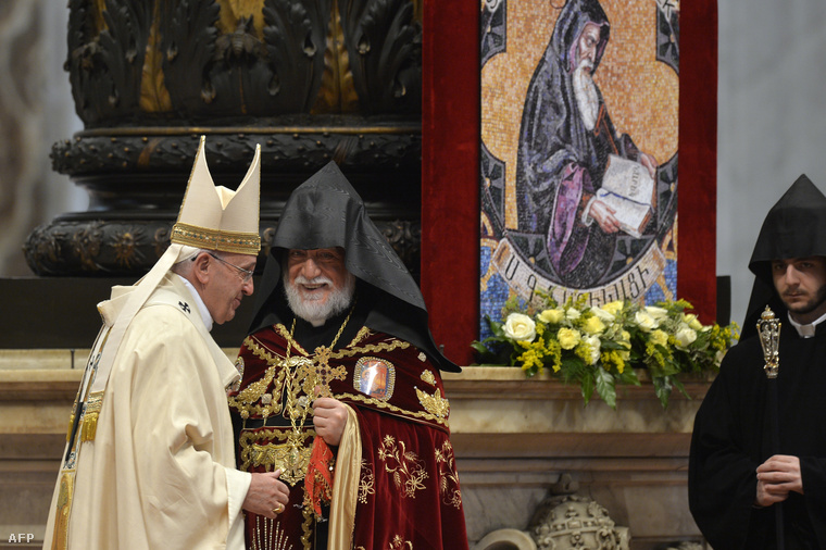 Ferenc pápa és I. Aram örmény katholikosz a Szent Péter-bazilikában, ahol megemlékeztek az 1915. április 24-én kezdődött tömeggyilkosságokról