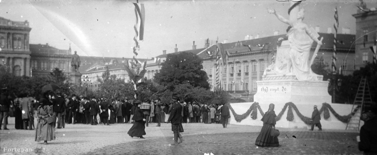 Így nézett ki a mai Széchenyi tér az 1900-as évek elején: a rendőrkapitányság épülete a Hungária szobor és a fasor mögött látható