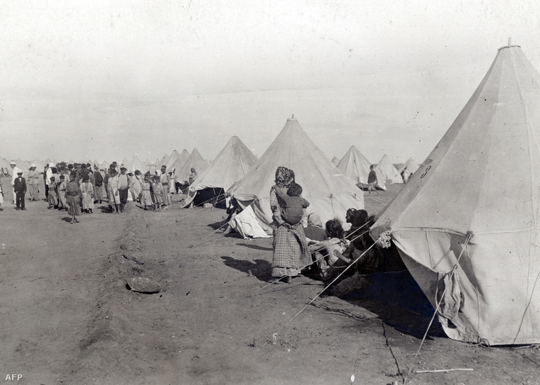 Örmény menekültek egy egyiptomi menekülttáborban