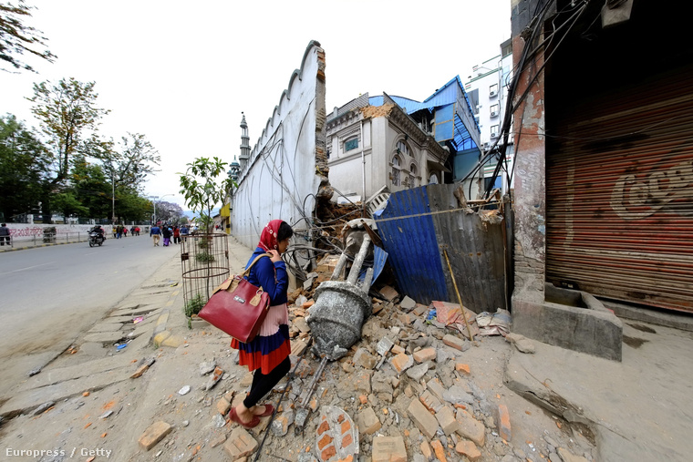 A szombati 7,9-es erősségű földrengésnek közel 2000 halálos áldozata volt.