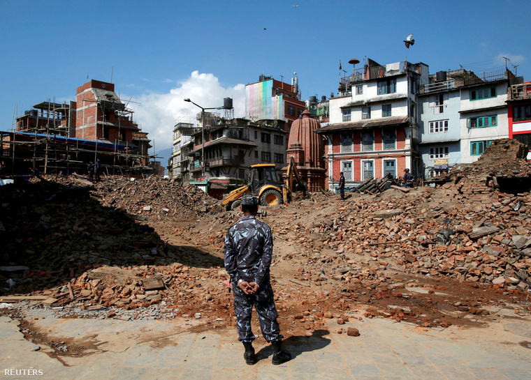 Áldozatok után kutatnak a romok alak Katmanduban, 2015. április 27-én.