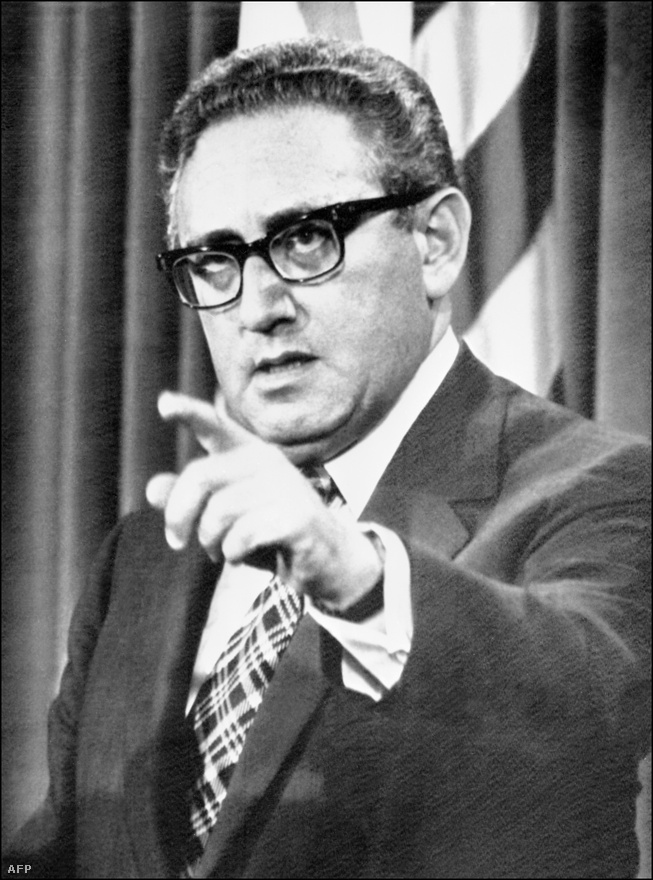 Henry Kissinger, aki nemzetbiztonsági tanácsadóként öt év kemény tárgyalást követően az észak vietnami politbüró tagjával, Lê Đức Thọ-val közösen tető alá hozta a Párizsi egyezményt, ami garantálta az amerikai csapatok kivonását, a békés és fokozatos újraegyesítést. A két politikus szépen meg is kapta a Nobel-békedíjat, ami a közel-keleti békét megalapozó Arafat-Peres-Rabin hármasig a 
                        döntőbizottság legnevetségesebb döntésének számított. A két állam között ugyanis egy percre nem álltak le a harcok, Észak-Vietnam pedig a Dél elleni hadjáratra készült. 