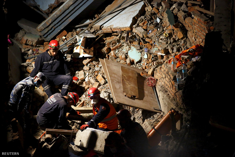 Török, nepáli és kínai mentők kutatnak túlélők után a romok között Katmanduban