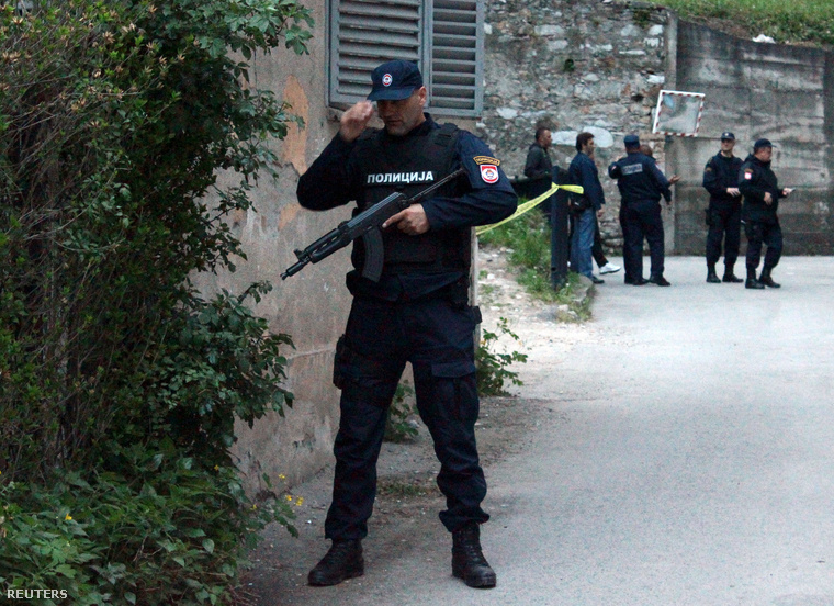 Készenléti rendőr a zvorniki rendőrőrs előtt a támadást követően